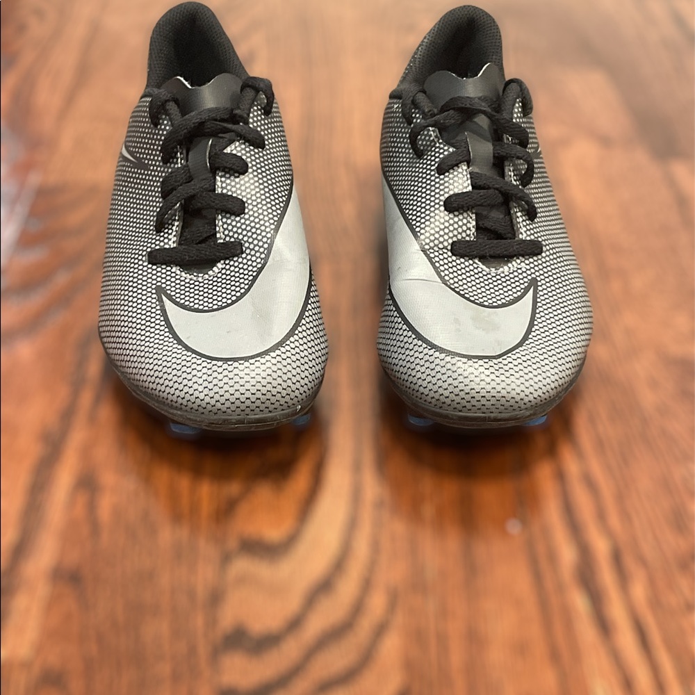 Nike Soccer Cleats
Like New 
Size 5.5Y
